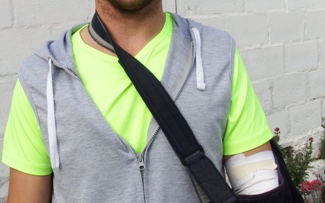 Riaan van Vuuren wat sy linkerarm tydens â€˜n frats-ongeluk by Dyer Eiland Visserye van Bertie Ramsauer verloor het.